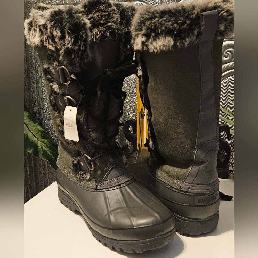 NWT Khombu Women's Black Faux-Fur Trim Winter Boot Size 8M